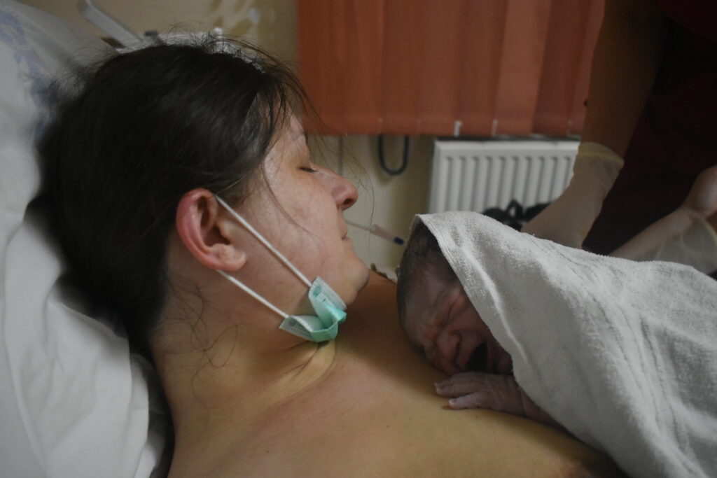 Aranyóra újszülött anyával